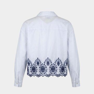 Blusa Boxy bordado festoneado University Club, vista posterior